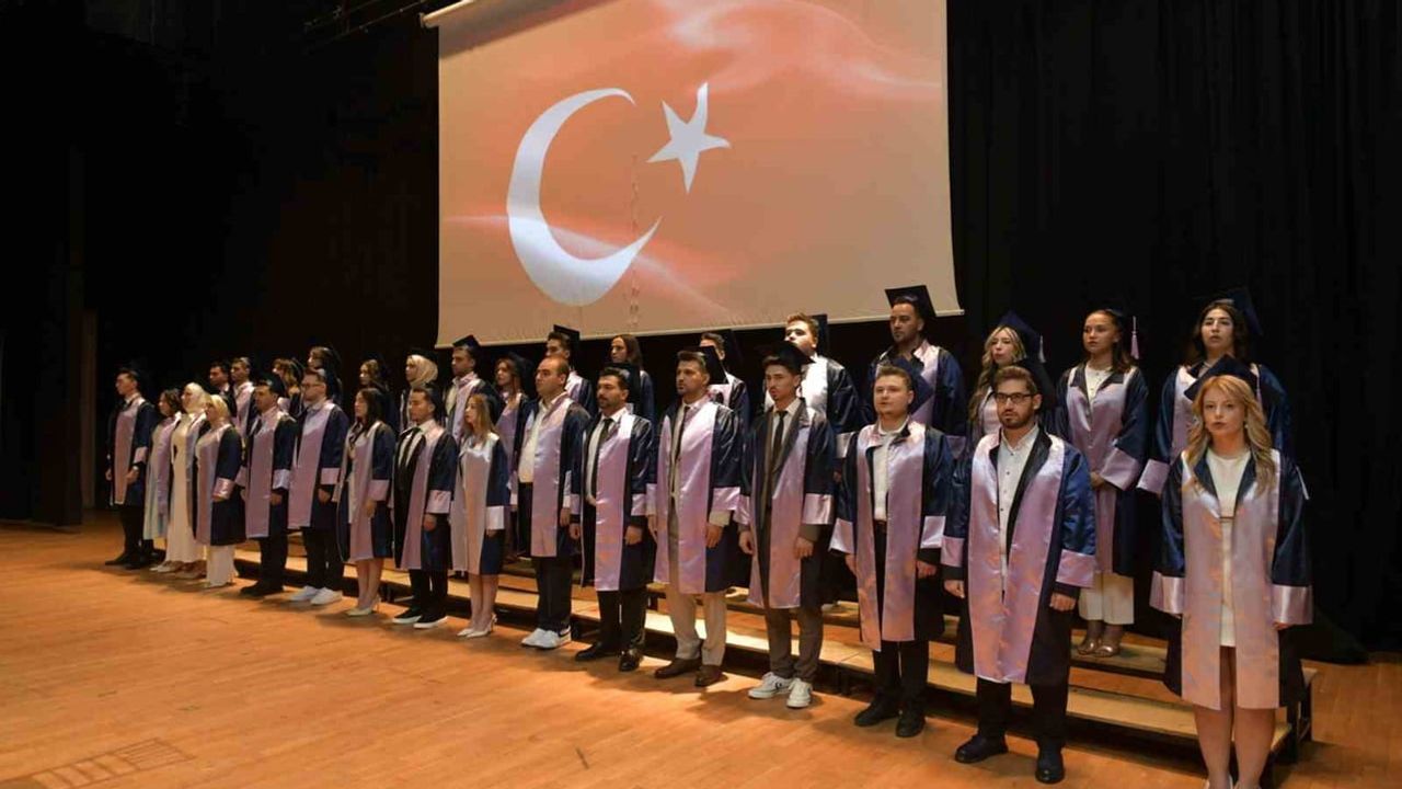 Muğla Sıtkı Koçman Üniversitesi'nden 33 genç diş hekimi mesleğe adım attı