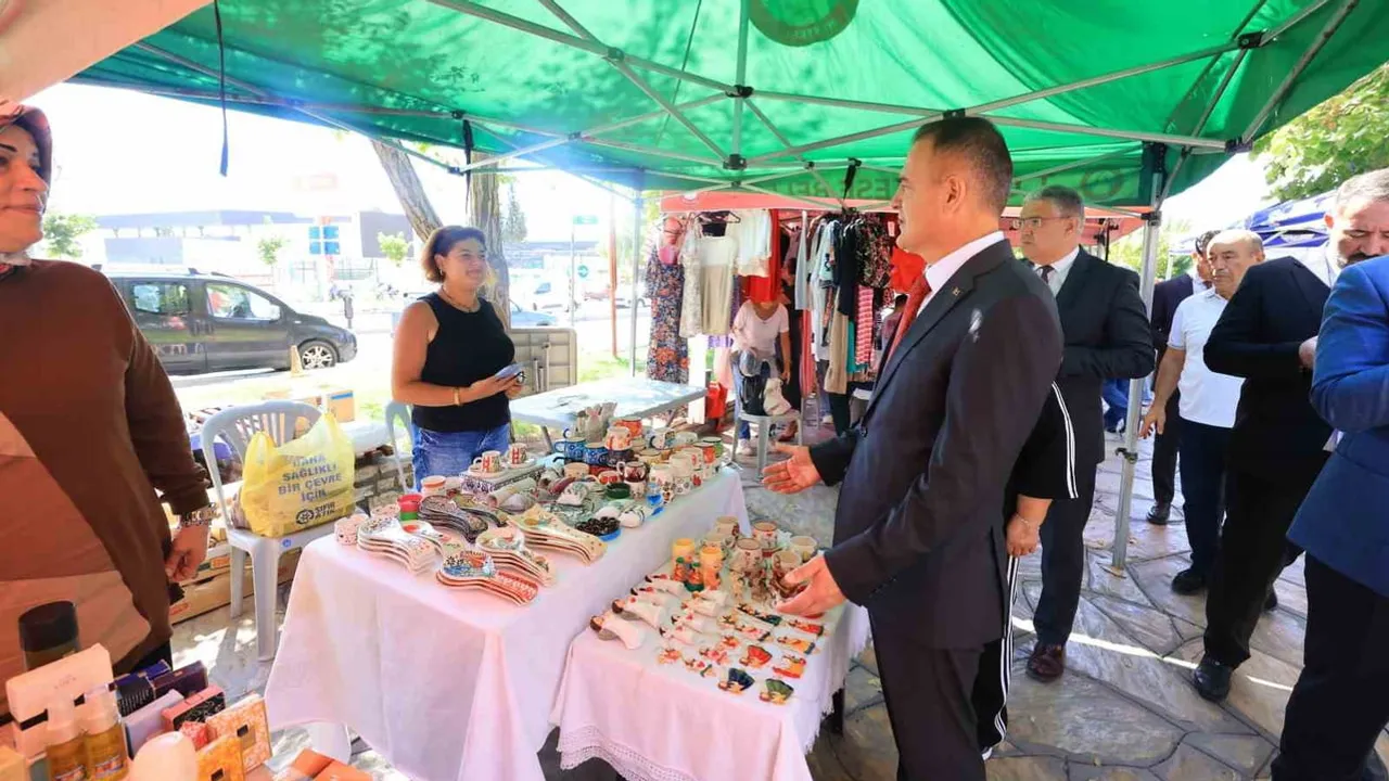 Muğla valisi Akbıyık Mor Pazar'da kadınların üretimiyle buluştu