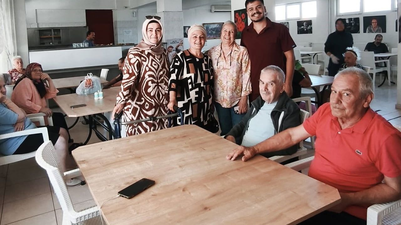Muhtar Yasemin Kozan'dan huzurevi ziyareti ve yaşlılara vefa