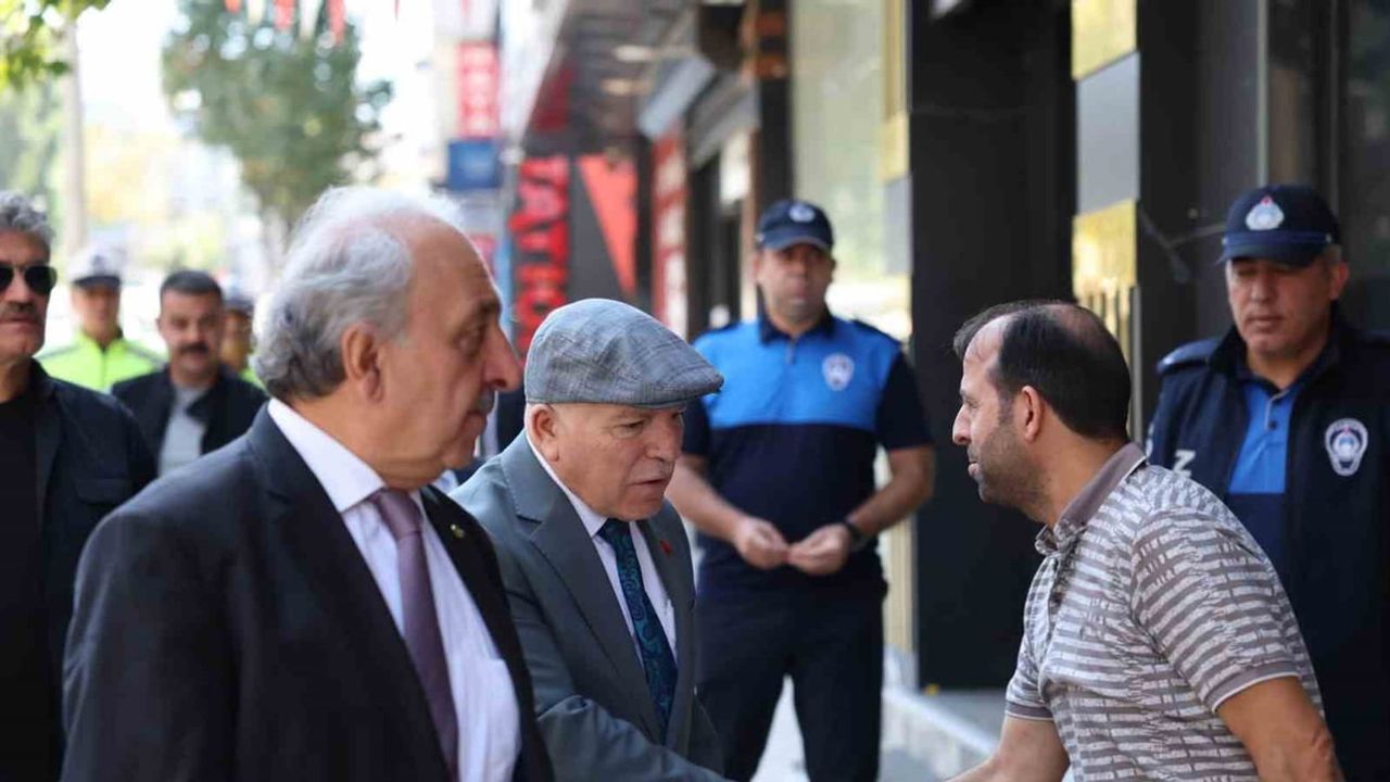 Mumcu mahallesinde cami inşaatını yerinde inceleyen Mehmet Sekmen