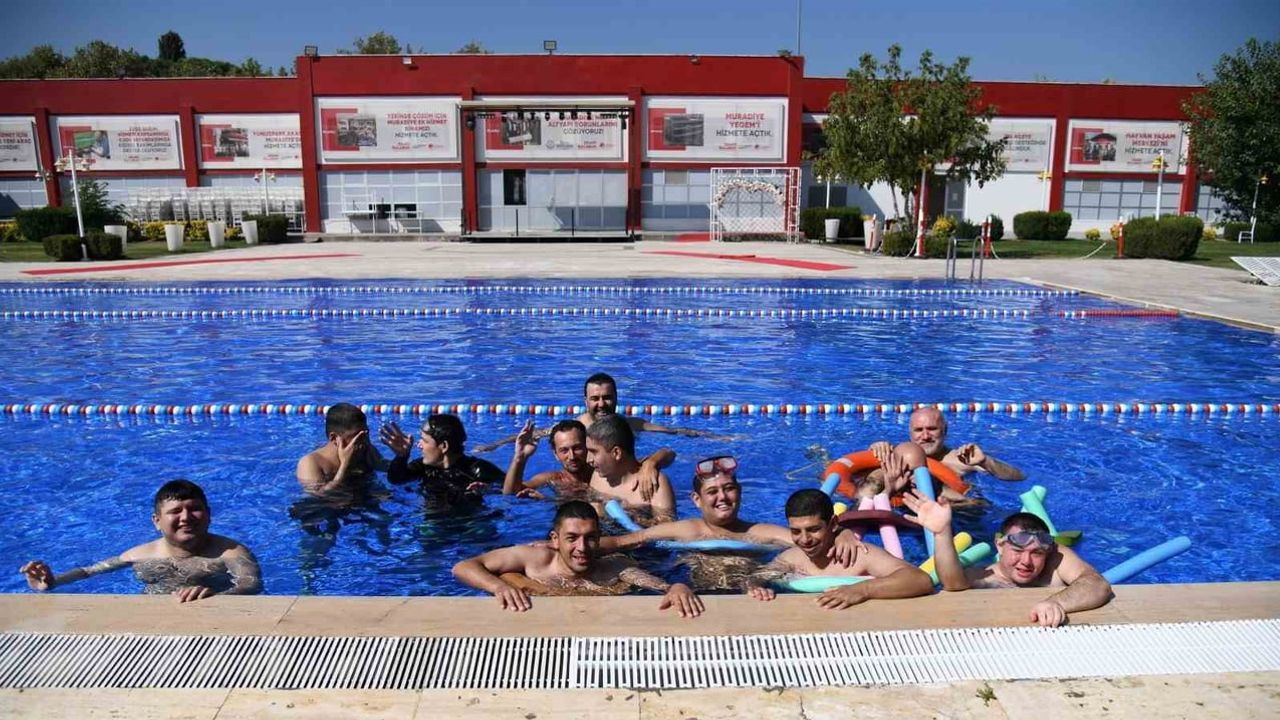Muradiye'de özel bireylerin havuzda spor ve neşe dolu günü
