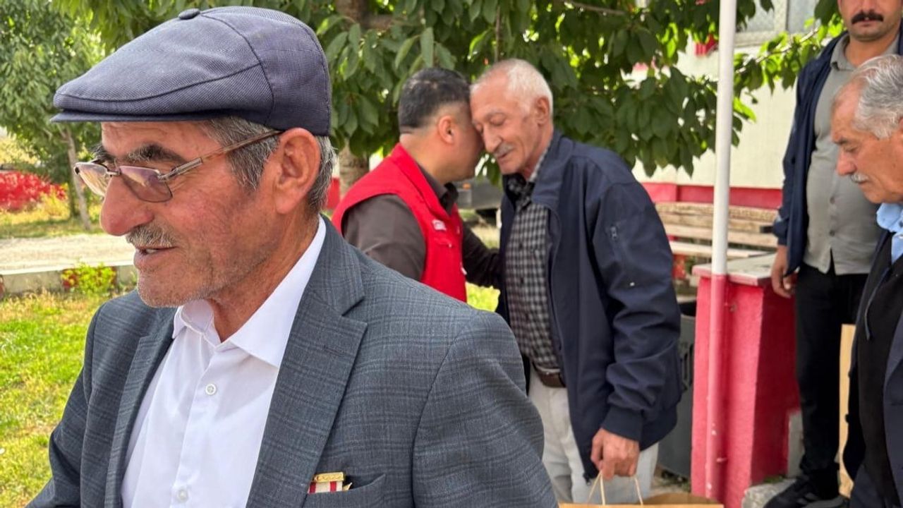Muradiye Kızılay şubesi gazilerle dayanışmayı pekiştirdi