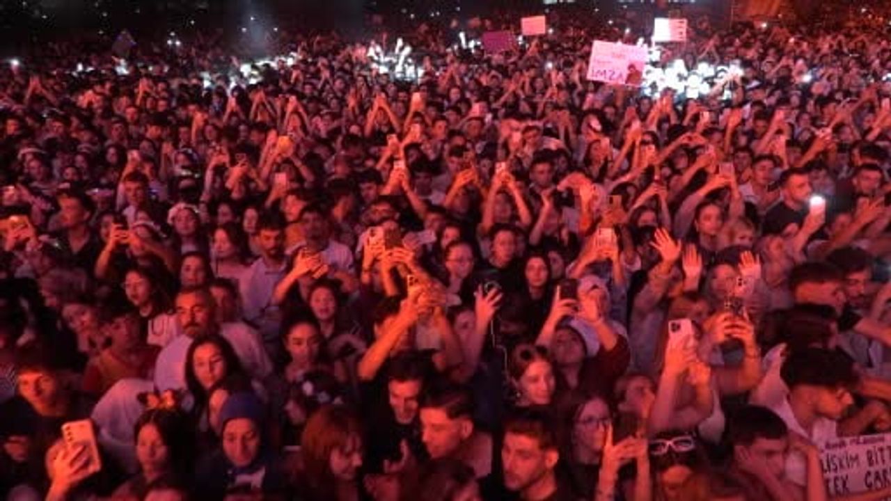 Murat Boz Kayseri gecesinde hitleriyle coşturdu