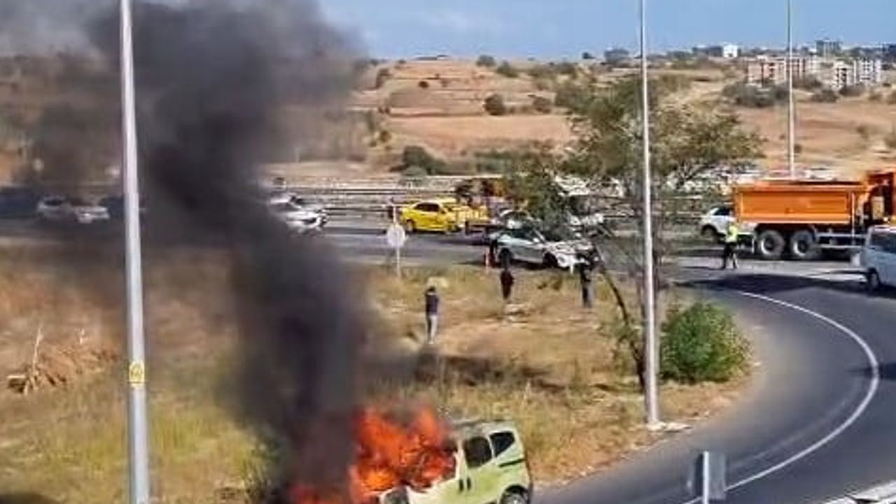 Muratlı kavşağı'nda alevlenen araç itfaiye tarafından söndürüldü