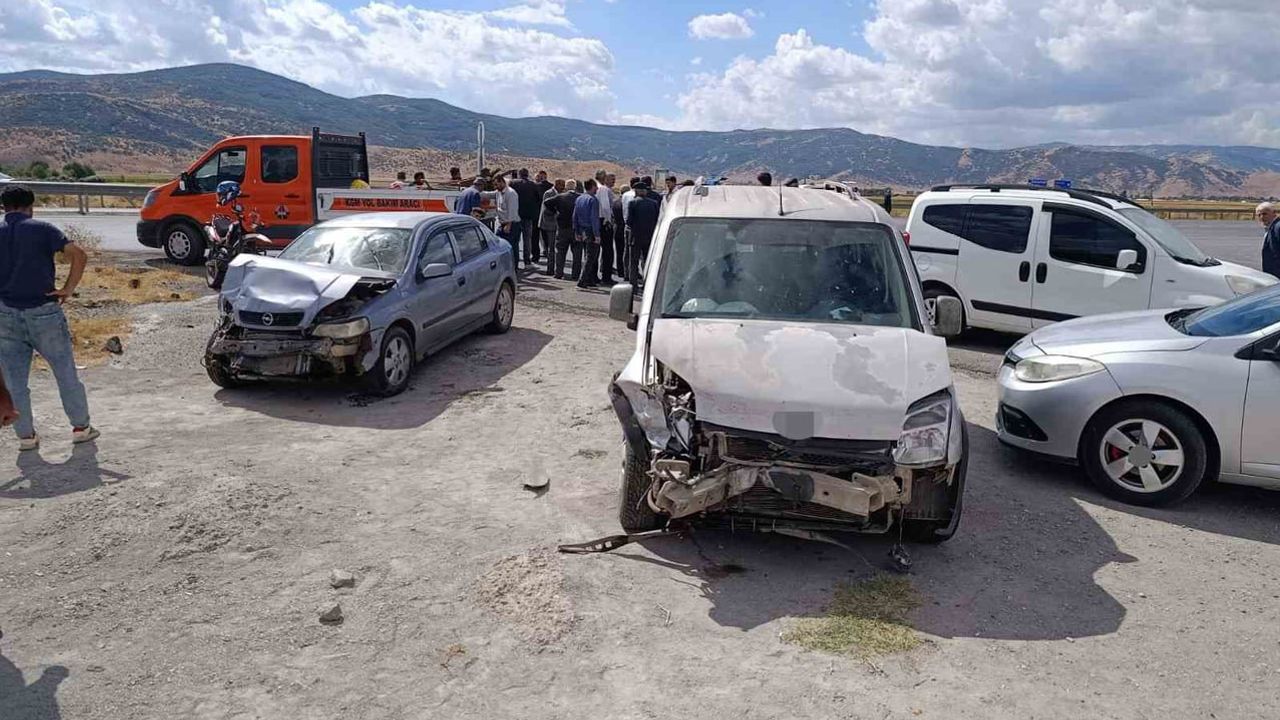 Muş’ta Altınova kavşağında trafik kazası: iki kişi yaralandı