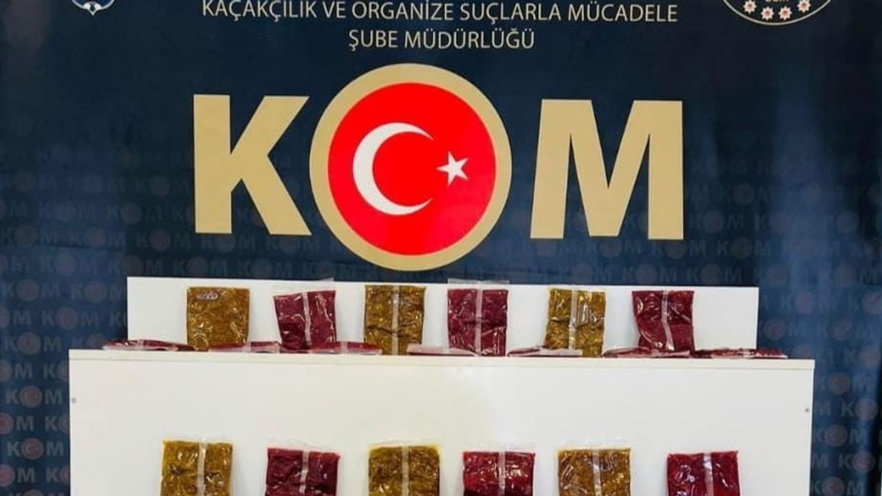 Muş’ta araçta gizlenen onlarca telefon, tablet ve nargile tütünü ele geçirildi