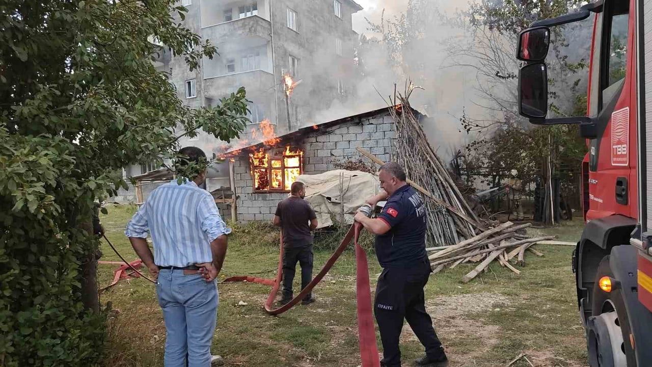 Muş'ta tandır alevleri odunluğu sarıp elektrik direğine ulaştı