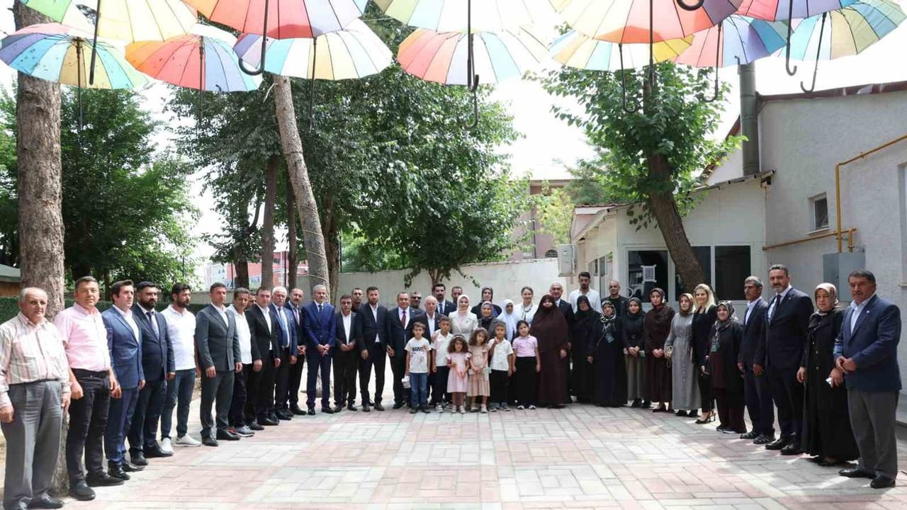 Muş'ta vefa buluşması: Göktaş terörsüz Türkiye vurgusunu şehit aileleriyle paylaştı