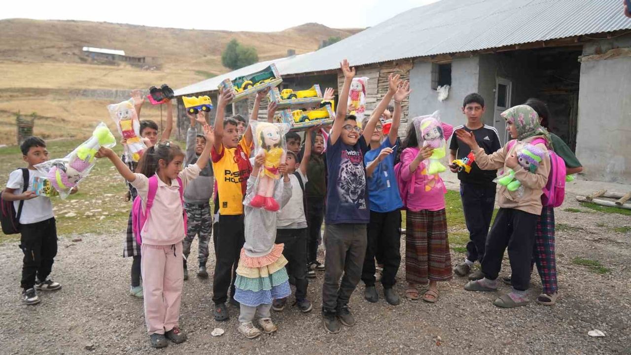 Muş'un köylerinde okul hazırlığı sevinci: gönüllüler kırtasiye dağıttı