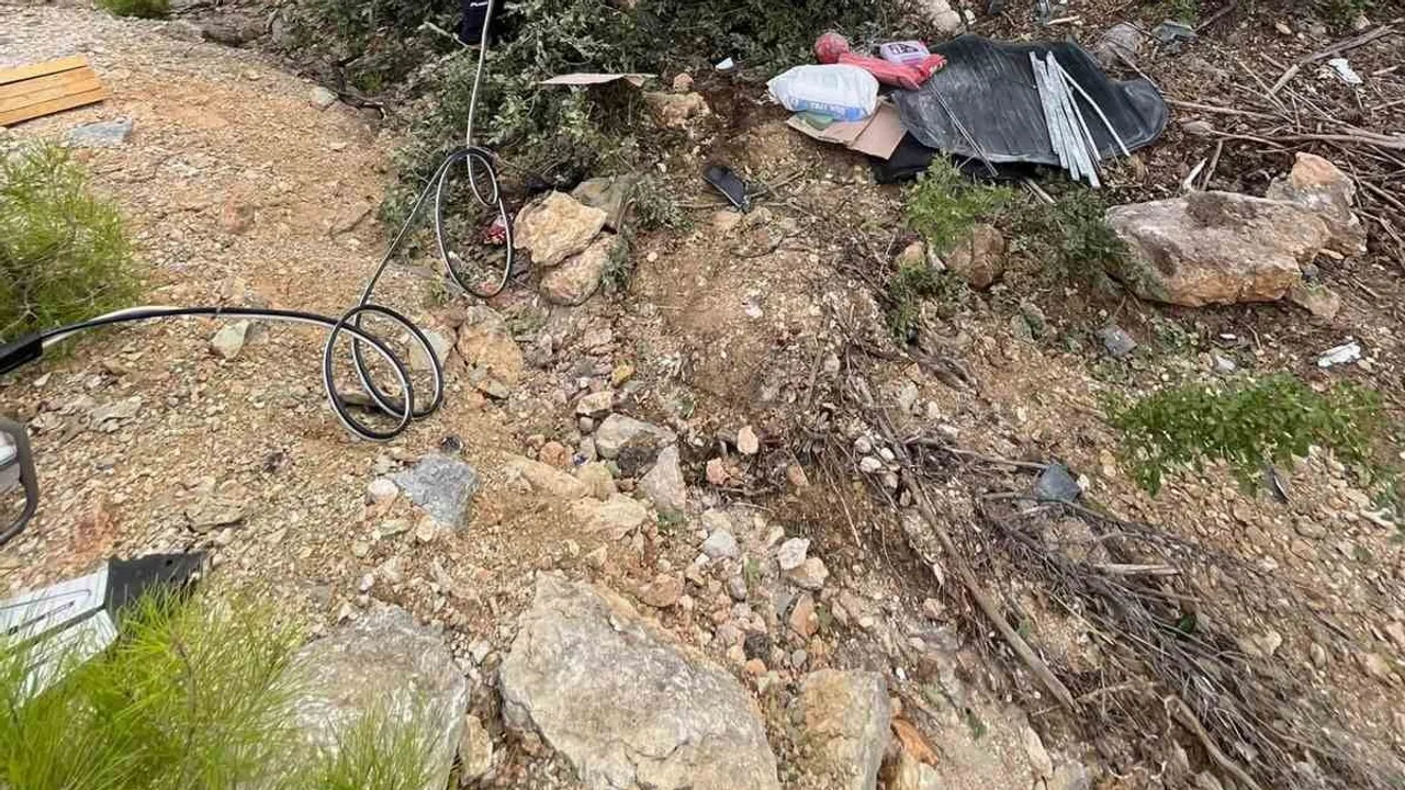 Mut’ta direksiyon hakimiyeti kaybı sonucu otomobil devrildi: sürücü ağır yaralı