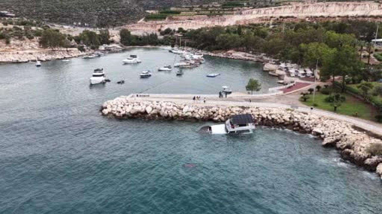 Narlıkuyu sahilinde demirdeki tekne fırtınada sürüklendi ve kısmen battı