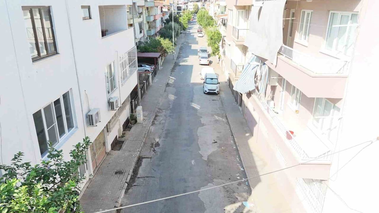 Nazilli, Cumhuriyet Mahallesi'nde yıllardır bekleyen sokakları parke taşıyla kalıcı hale getiriyor