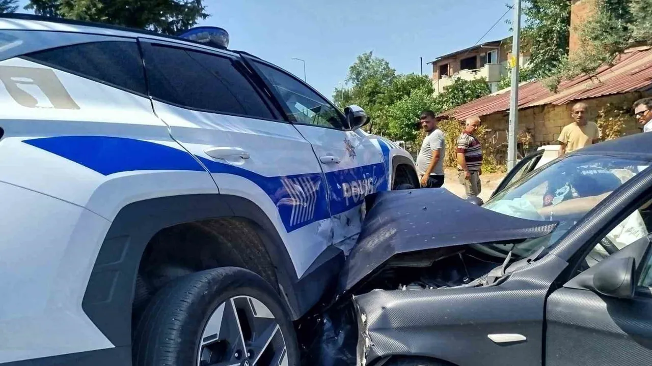 Nazilli'de bulvarda kaza: polis aracı yan döndü, 2 yaralı