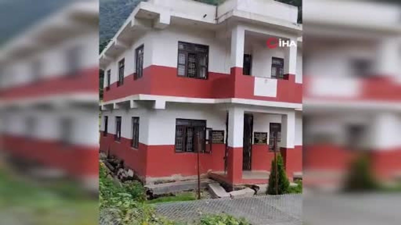 Nepal'de selde hükümet binasının nehre sürüklendiği anlar kayda geçti