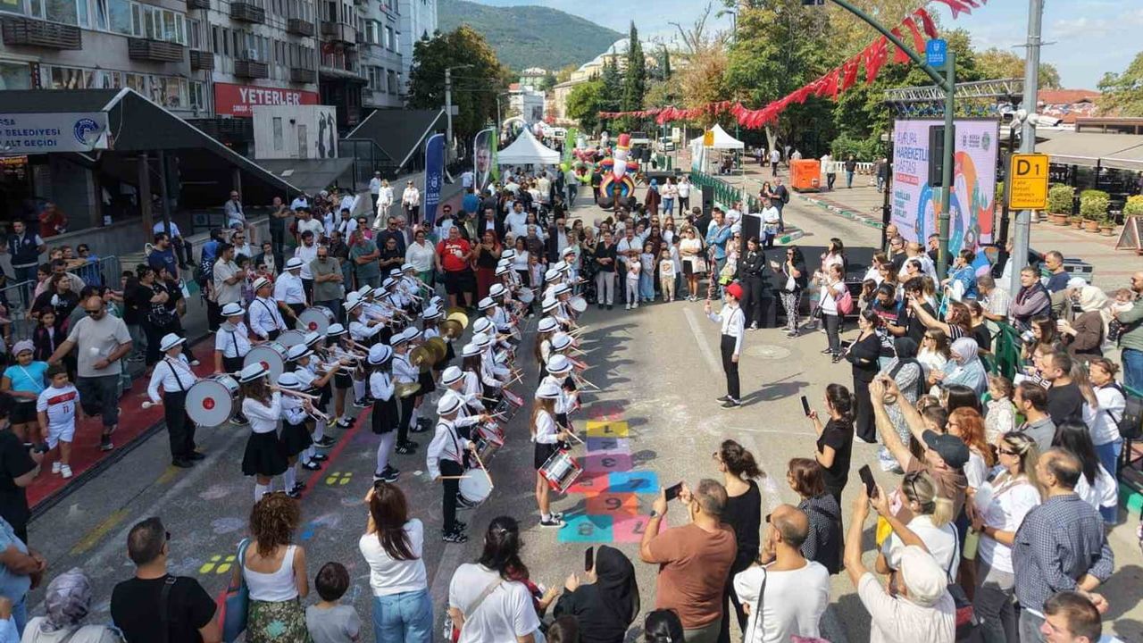 Neşeyle dolan atatürk caddesi: bursa'da arabasız bir gün