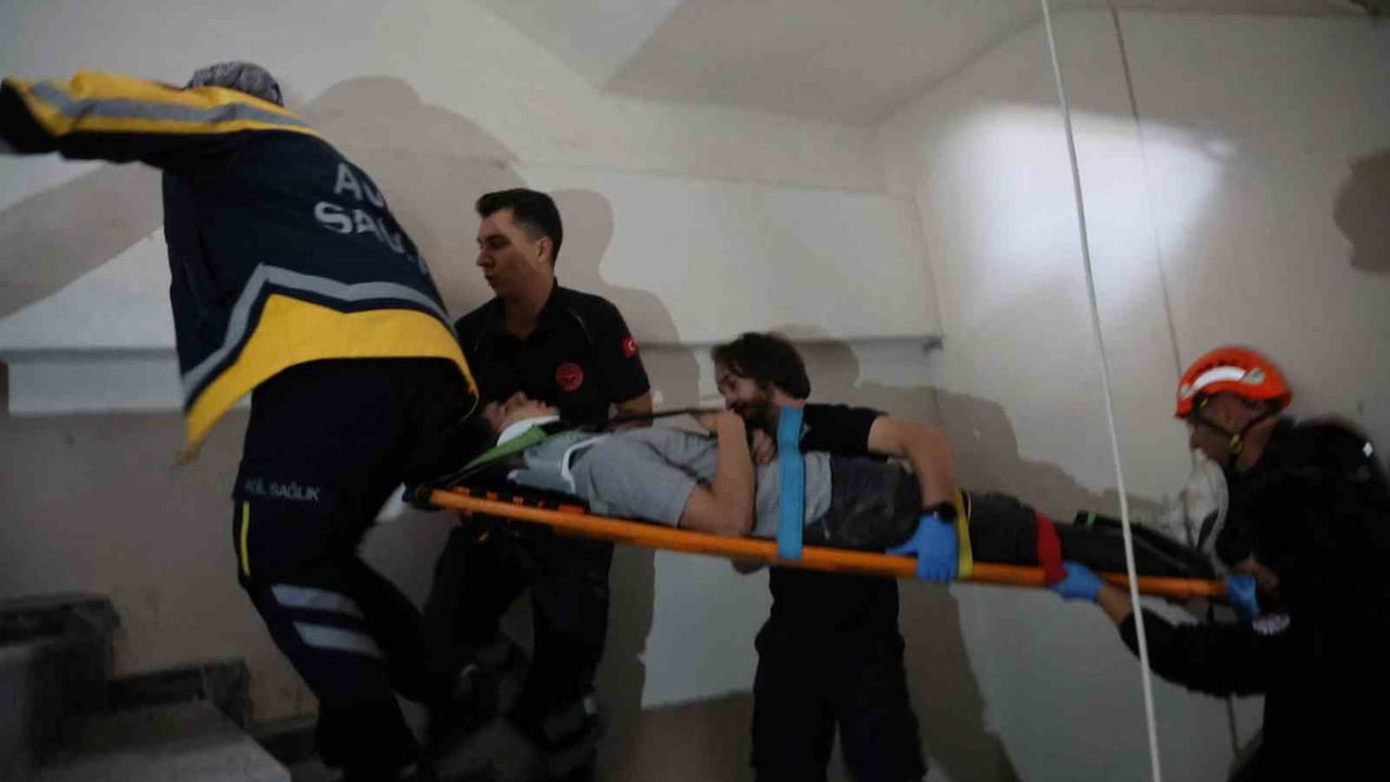 Nevşehir'de asansör boşluğuna düşen iki işçi hastaneye kaldırıldı