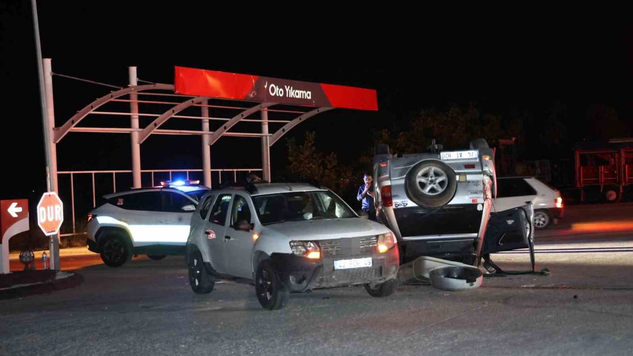 Nevşehir'de kontrolden çıkan otomobil takla atıp yolda bekleyen araca çarptı
