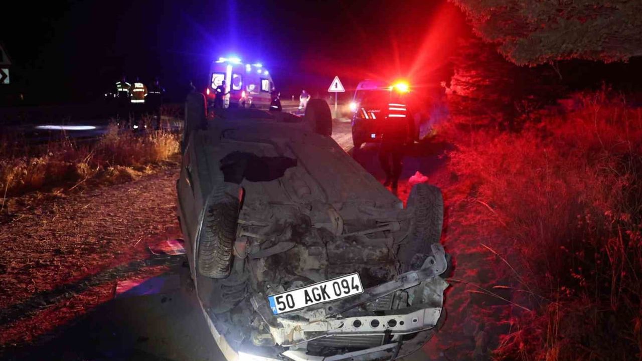 Nevşehir'de şarampole yuvarlanan otomobil takla attı, 1'i ağır 5 yaralı