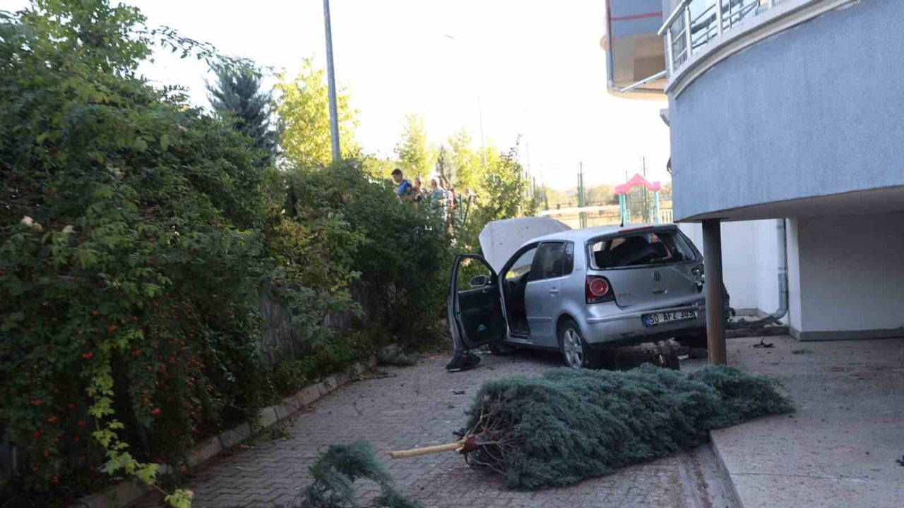 Nevşehir'de savrulan araç park halindekine çarpıp apartman bahçesine düştü