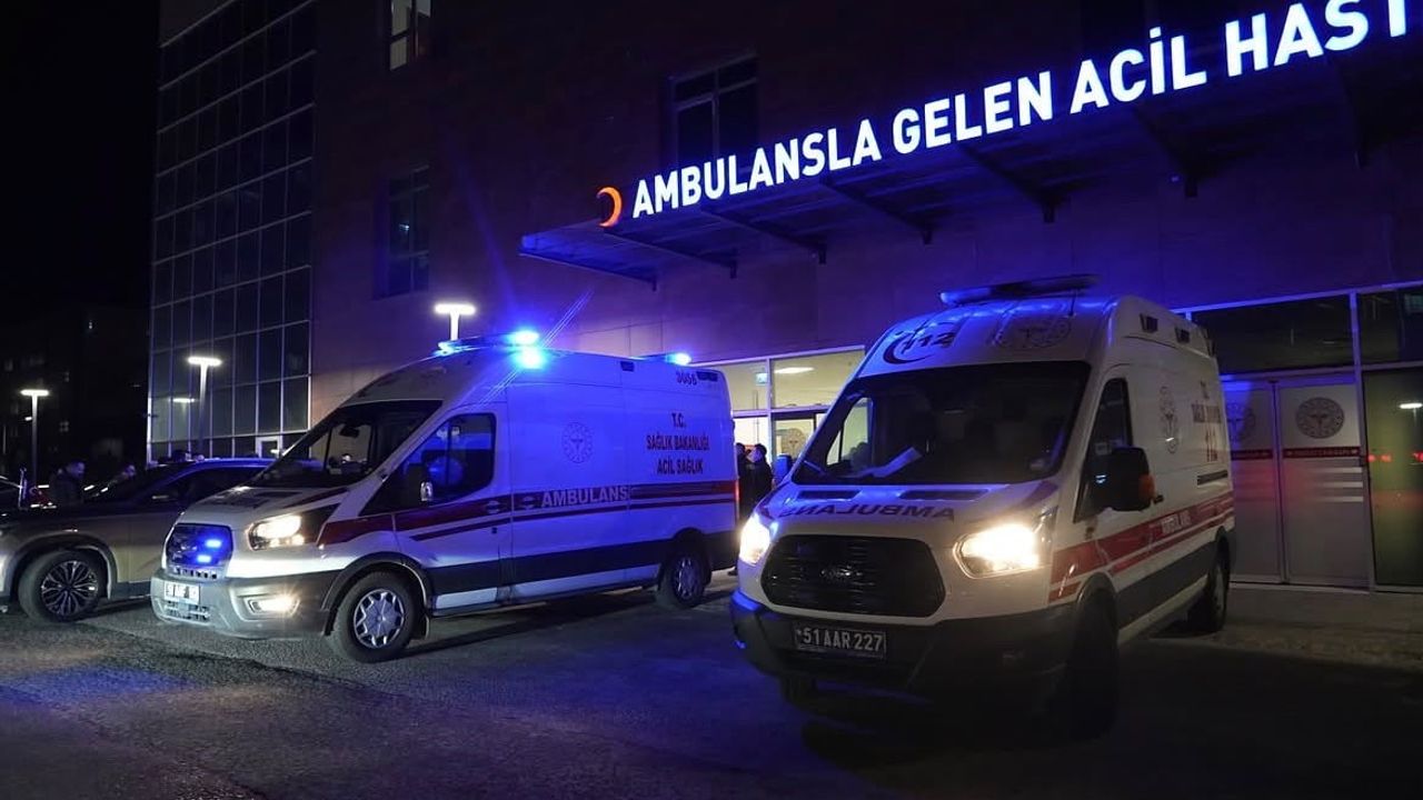 Niğde'de Bor yolunda kafa kafaya çarpışma: iki kişi yaşamını yitirdi, biri yaralandı