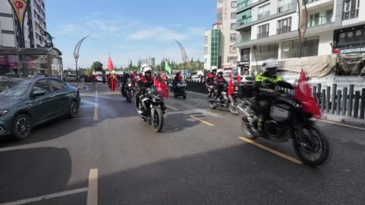 Niğde'de gazilerle omuz omuza kardeşlik yürüyüşü