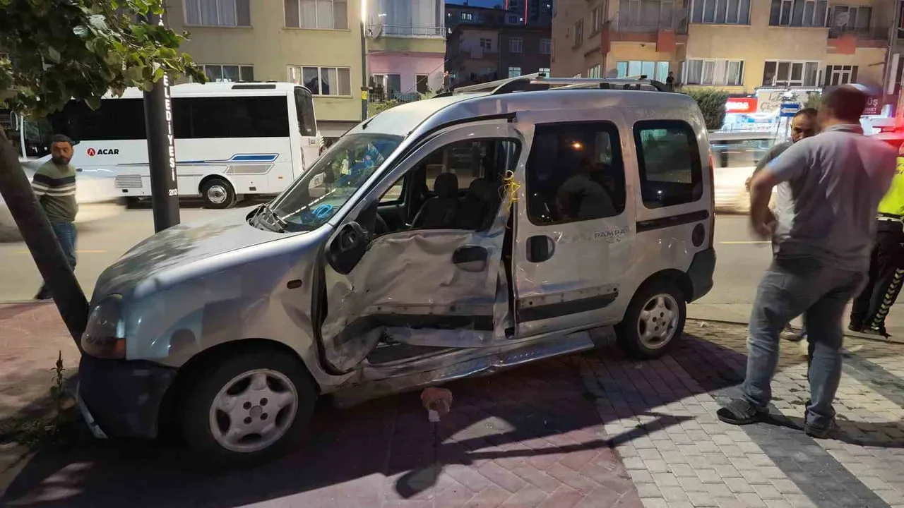 Niğde'de hafif ticari aracın zincirleme çarpışması ağaçta sona erdi
