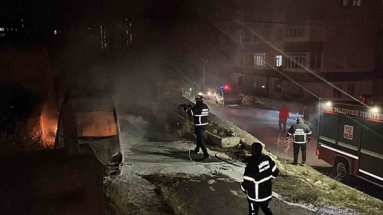 Niğde'de park halindeki ticari araç alev alarak kullanılamaz hale geldi