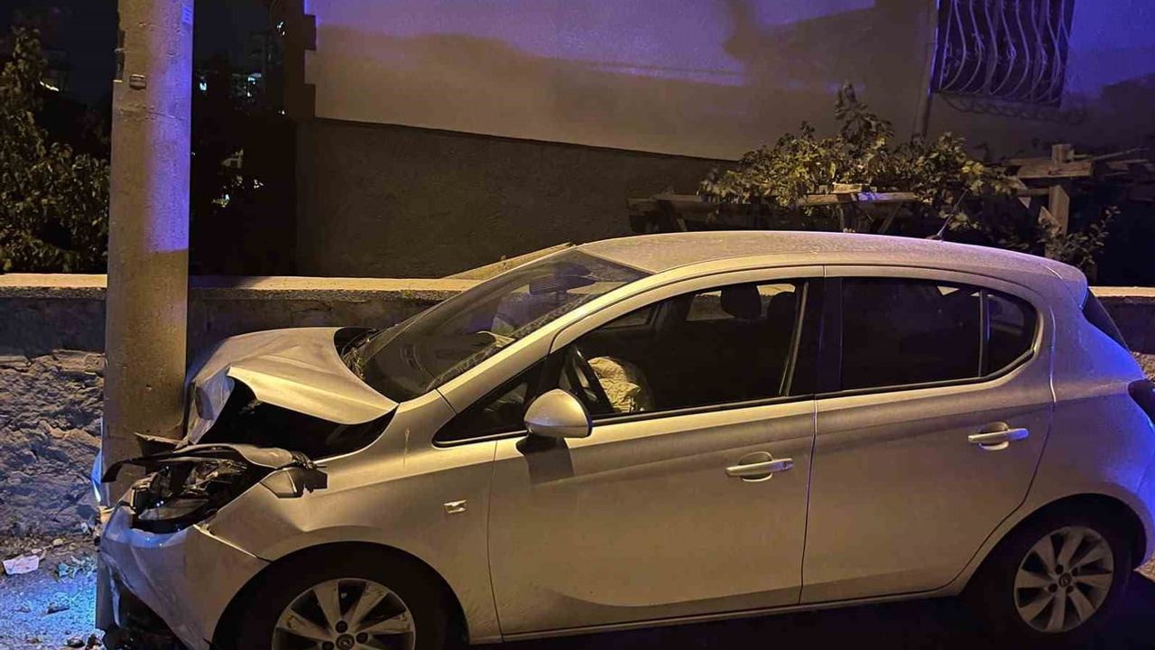 Niğde’de tali yol çarpışması: elektrik direğine çarpan araçla 5 yaralı