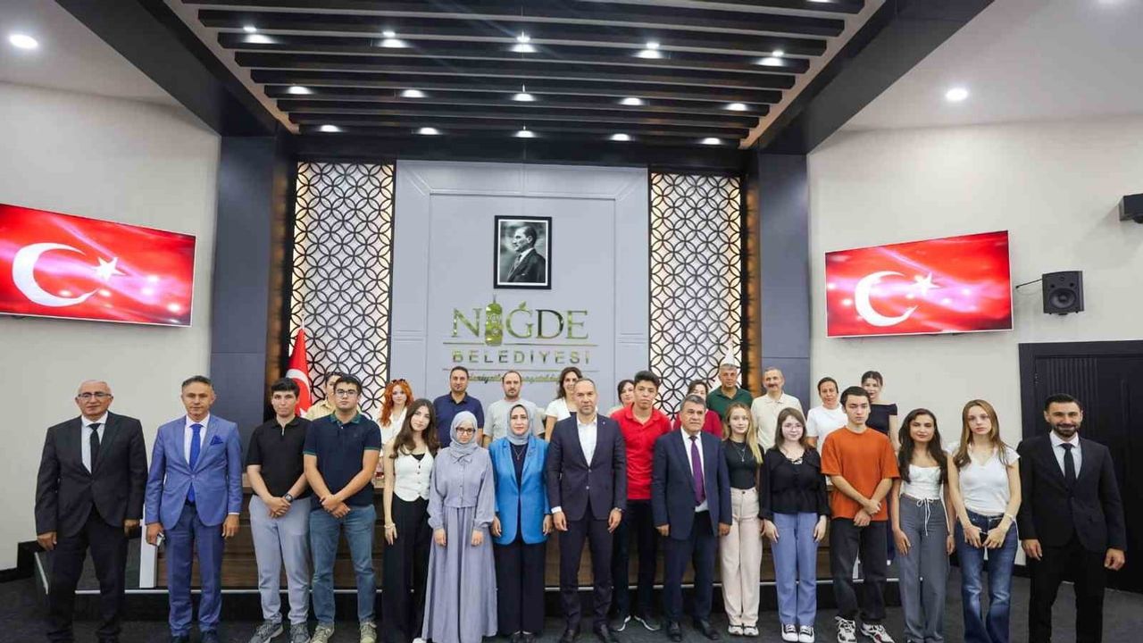 Niğde'nin genç şampiyonlarına belediyeden eğitim desteği