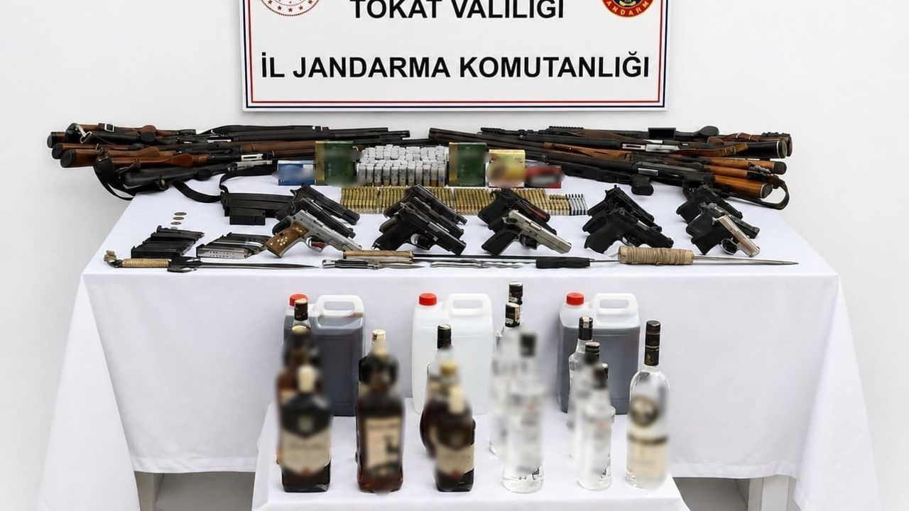 Niksar'da jandarmanın eş zamanlı baskını: çok sayıda ruhsatsız silah ve kaçak alkol bulundu