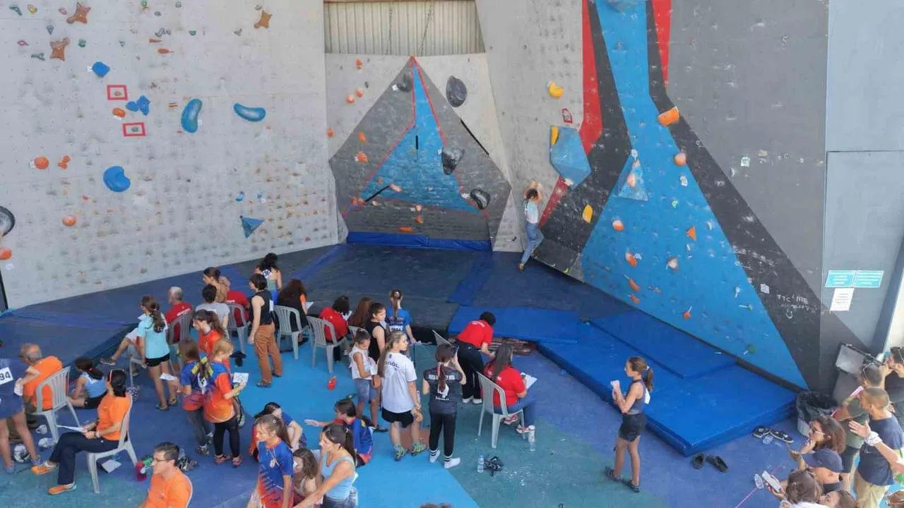 Nilüfer’de duvarlarla yarış: boulder tutkunları güç ve dengeyi sınadı