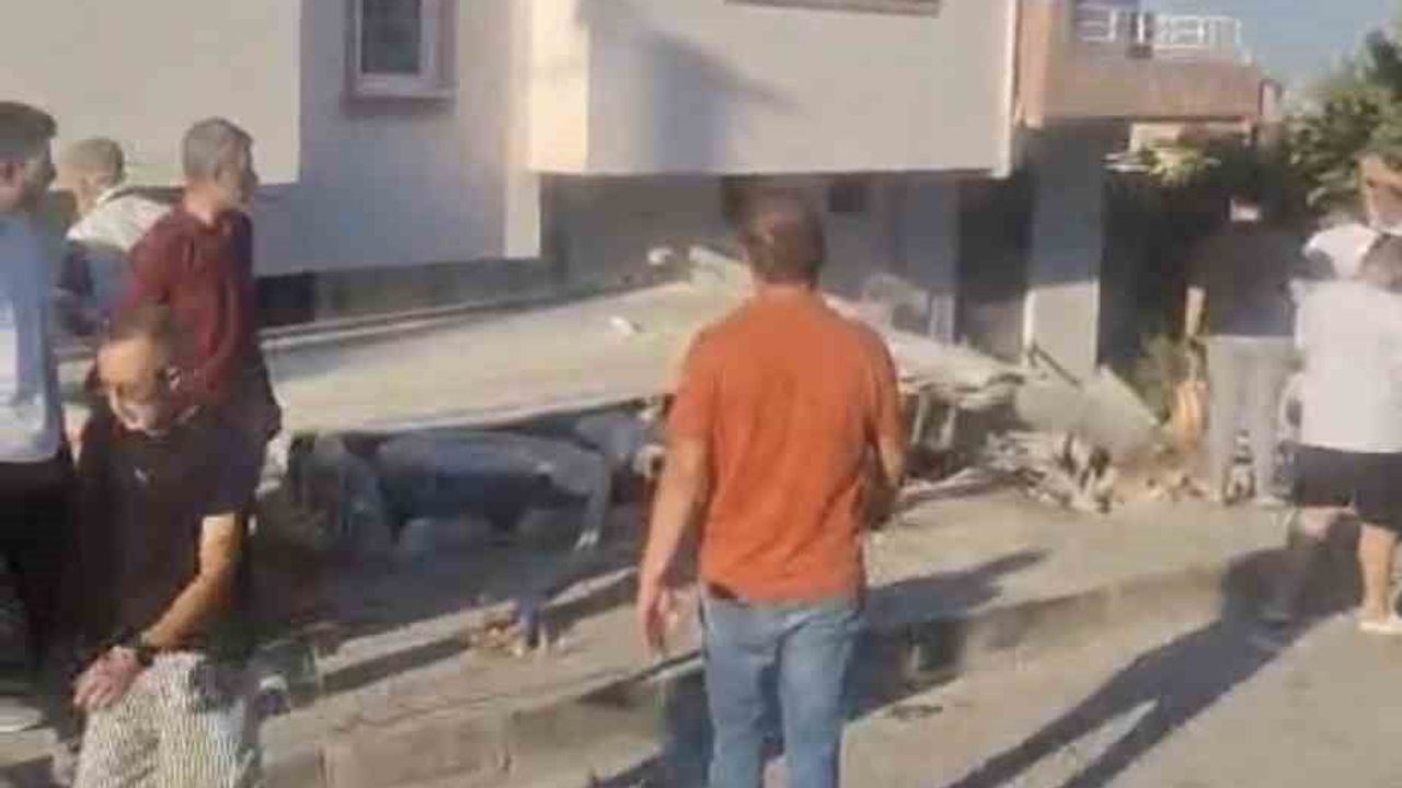 Nilüfer'de yasaklı yokuşta kontrolden çıkan hafriyat kamyonu evin bahçesine düştü
