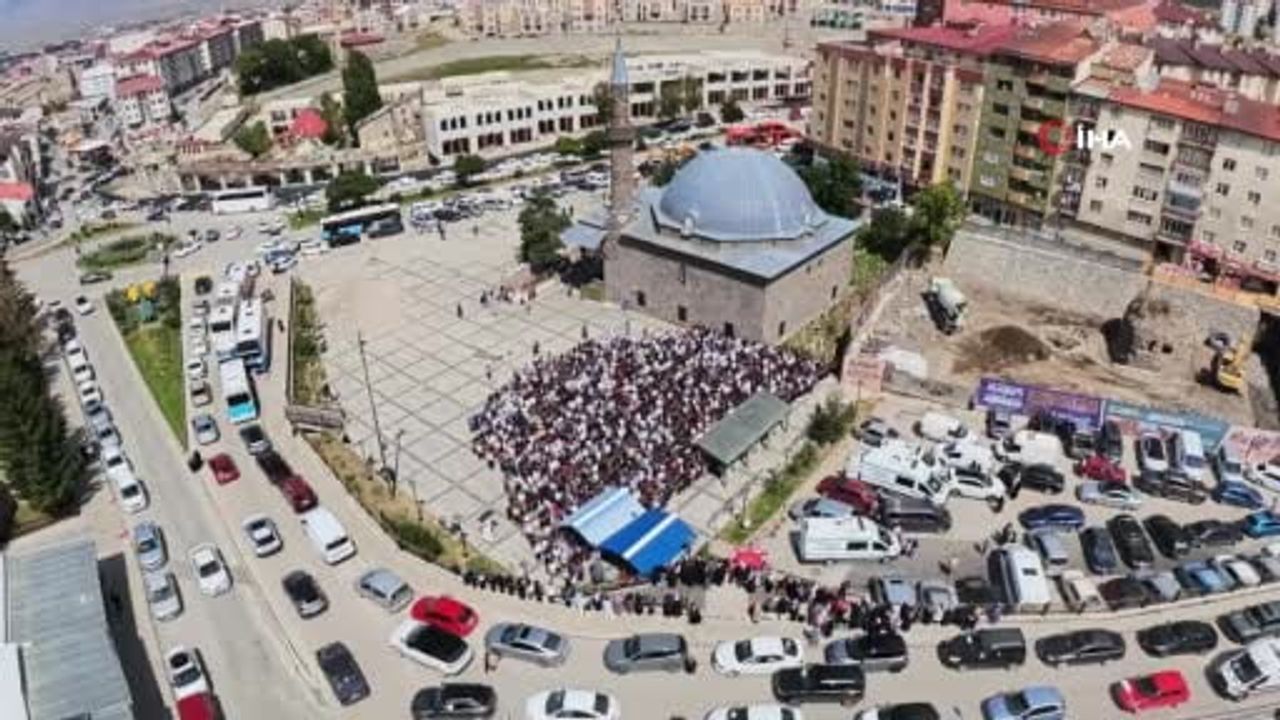 Nişandan dönen üç düğün fotoğrafçısı dualarla uğurlandı
