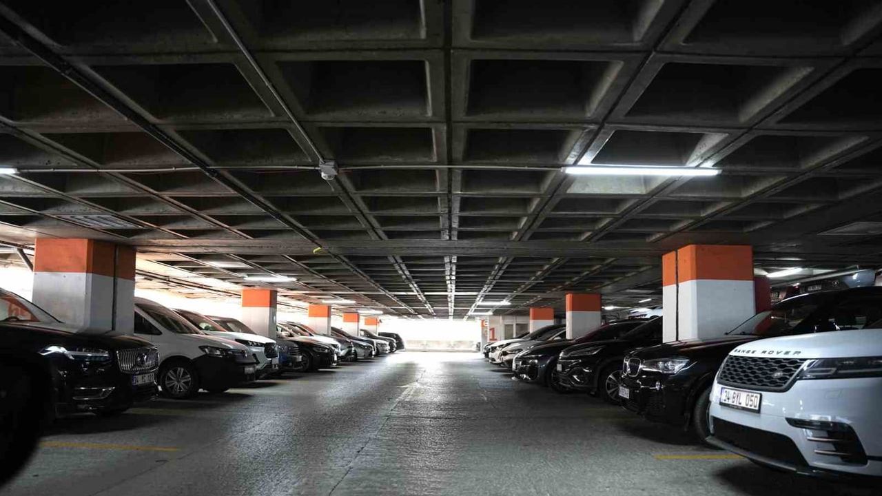 Nişantaşı'nın göbeğinde 6 katlı otopark hâlâ hizmette ve dolu