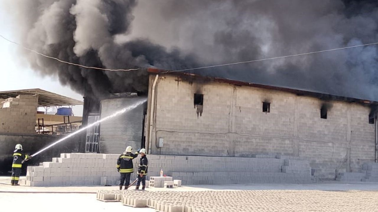 Nizip'te atık yağ tesisinde çıkan yangına itfaiye müdahalesi sürüyor