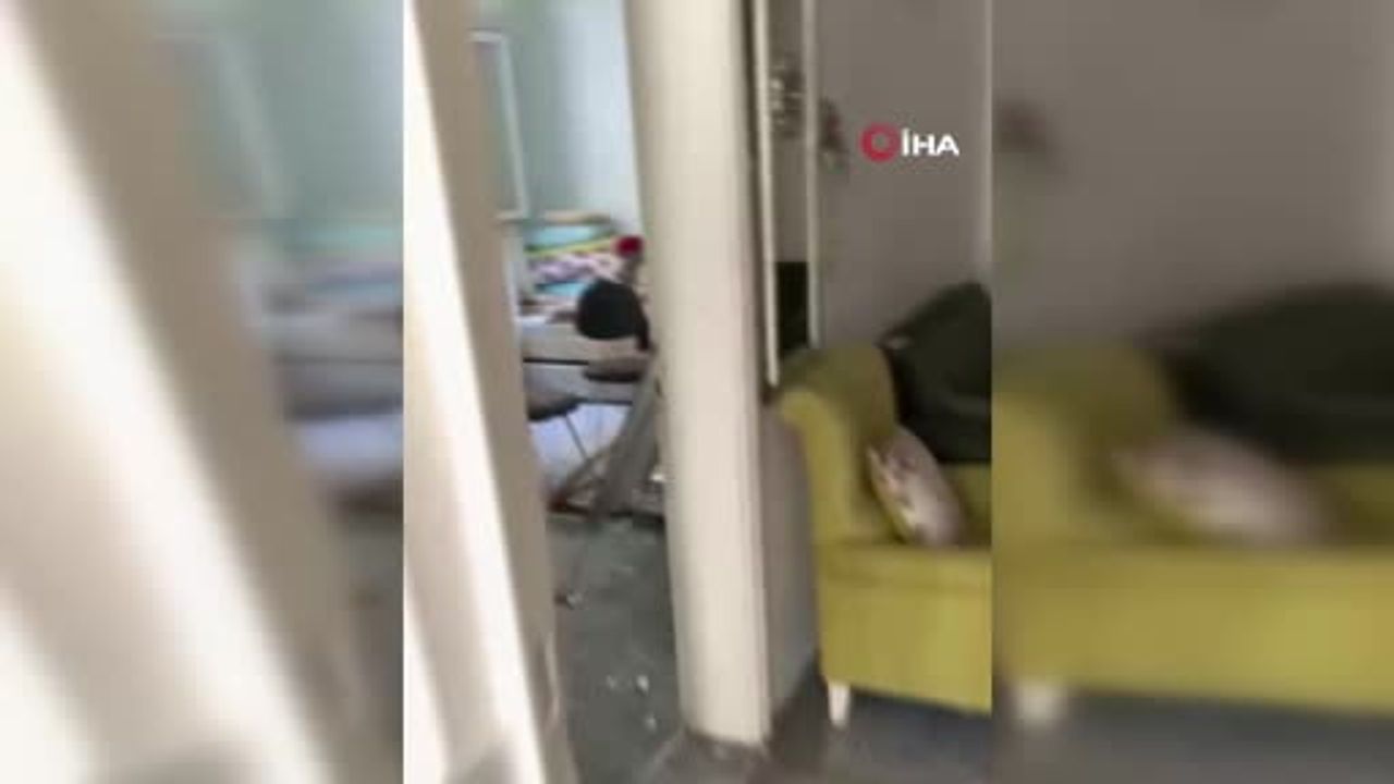 Nizip'te sarsıntı sonrası evin odasında tavan kısmen çöktü
