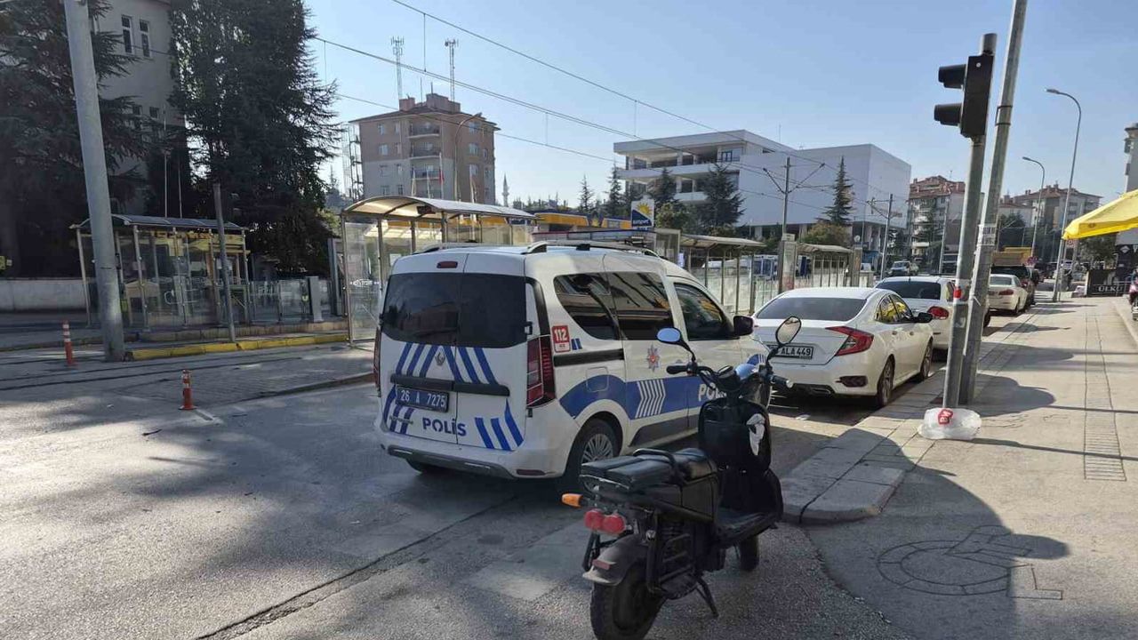 Odunpazarı'nda elektrikli bisiklet sürücüsü yaralandı; çarpan araç kaçtı