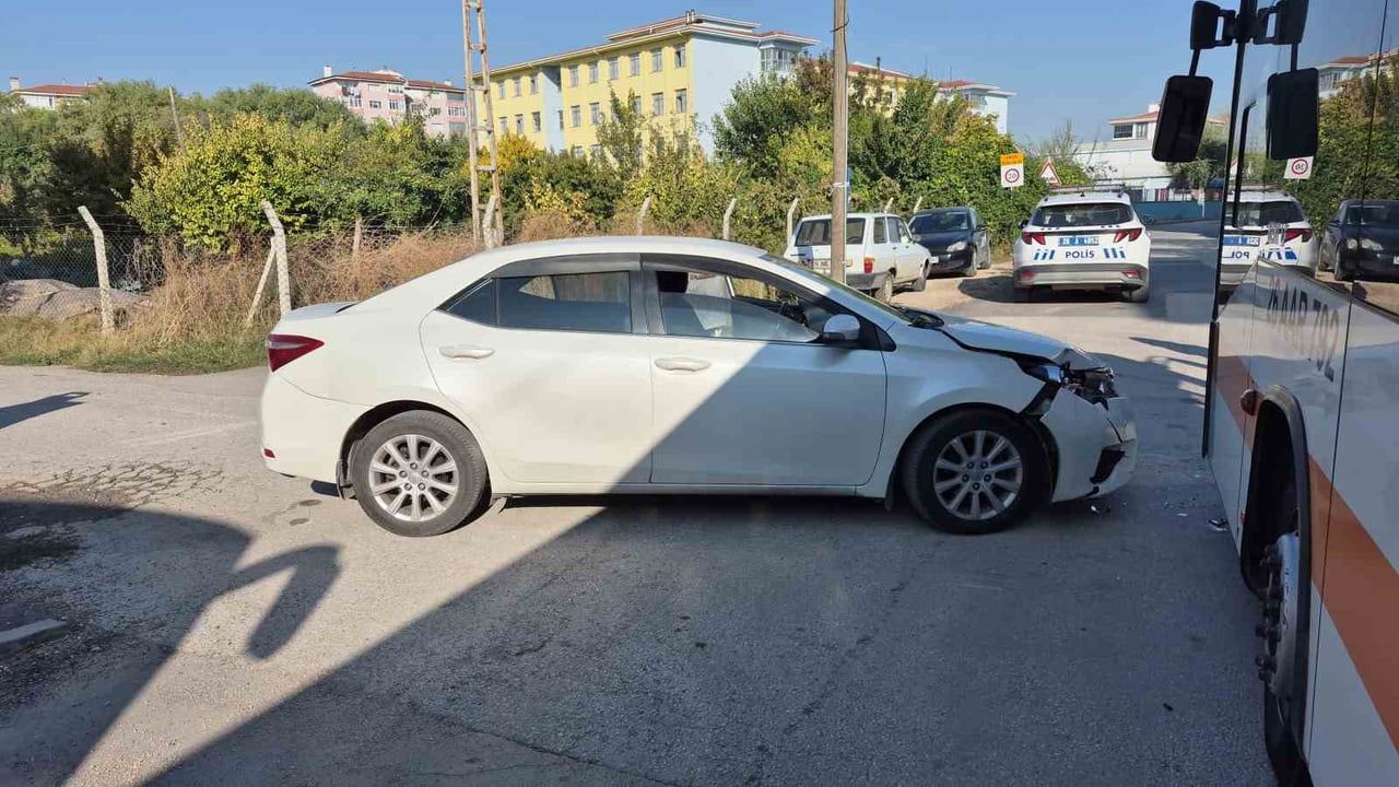 Odunpazarı'nda okul yakınındaki çarpışma: iki öğrenci yaralandı