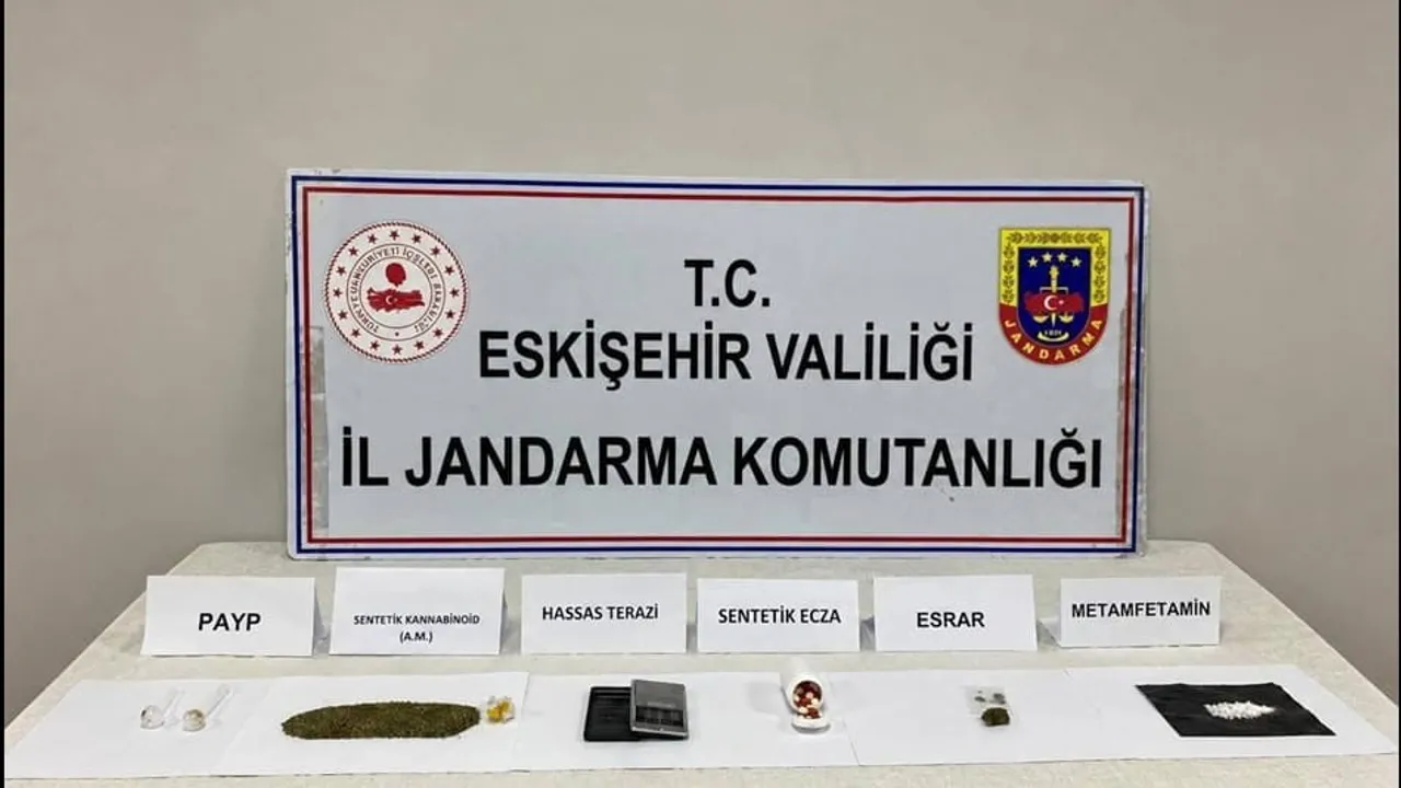 Odunpazarı'nda saklanan şüpheliye yönelik operasyonda çok sayıda uyuşturucu ele geçirildi
