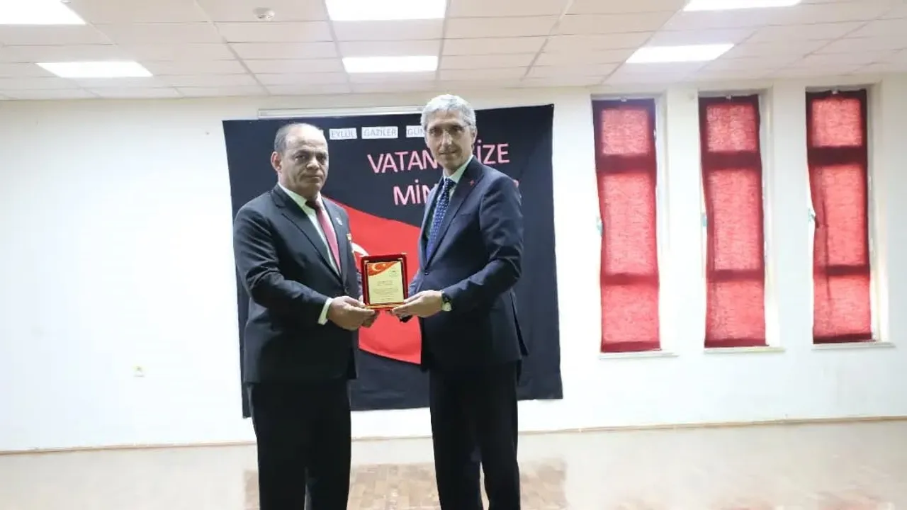 Öğrenciler gazileri sahnede andı: vatan sevgisi okulda yükseldi
