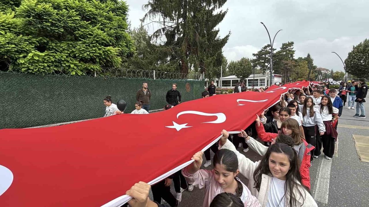 Öğrenciler gökyüzünü umutla doldurdu: Gazzeli çocuklara destek yürüyüşü