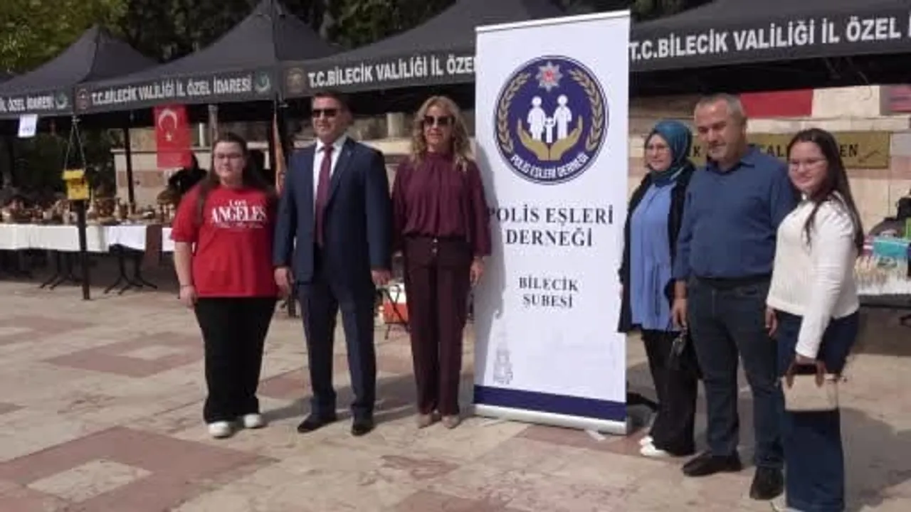Öğrencilere destek için el emeği hayır çarşısı Cumhuriyet Meydanı'nda düzenlendi