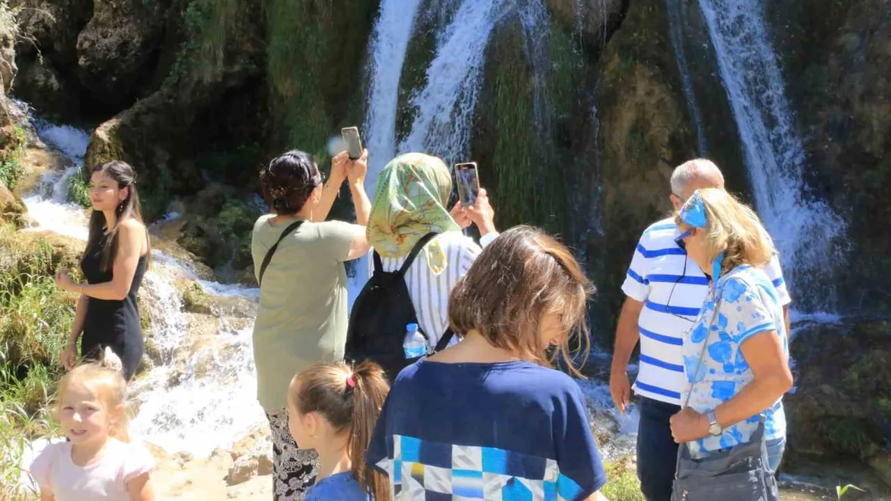 Öğrencilerin ilk keşif durağı Girlevik şelalesi