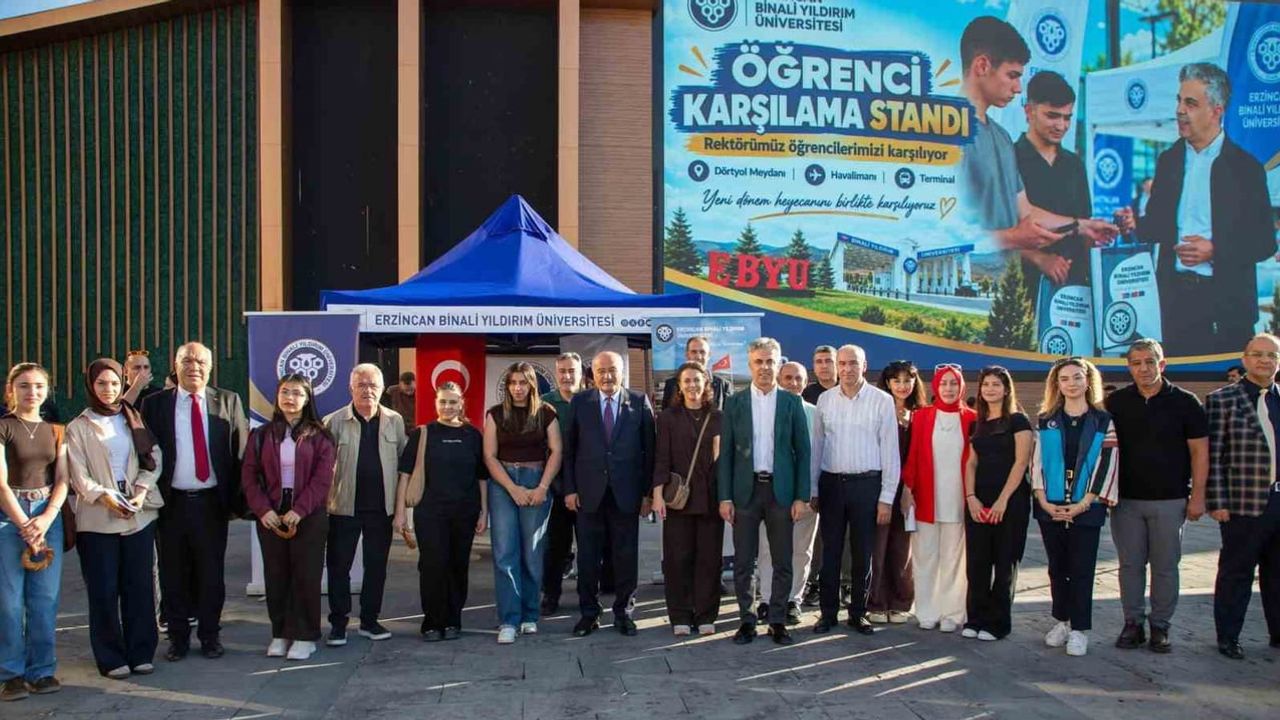 Öğrencilerle buluşan EBYÜ'de karşılama stantları hareketlendi