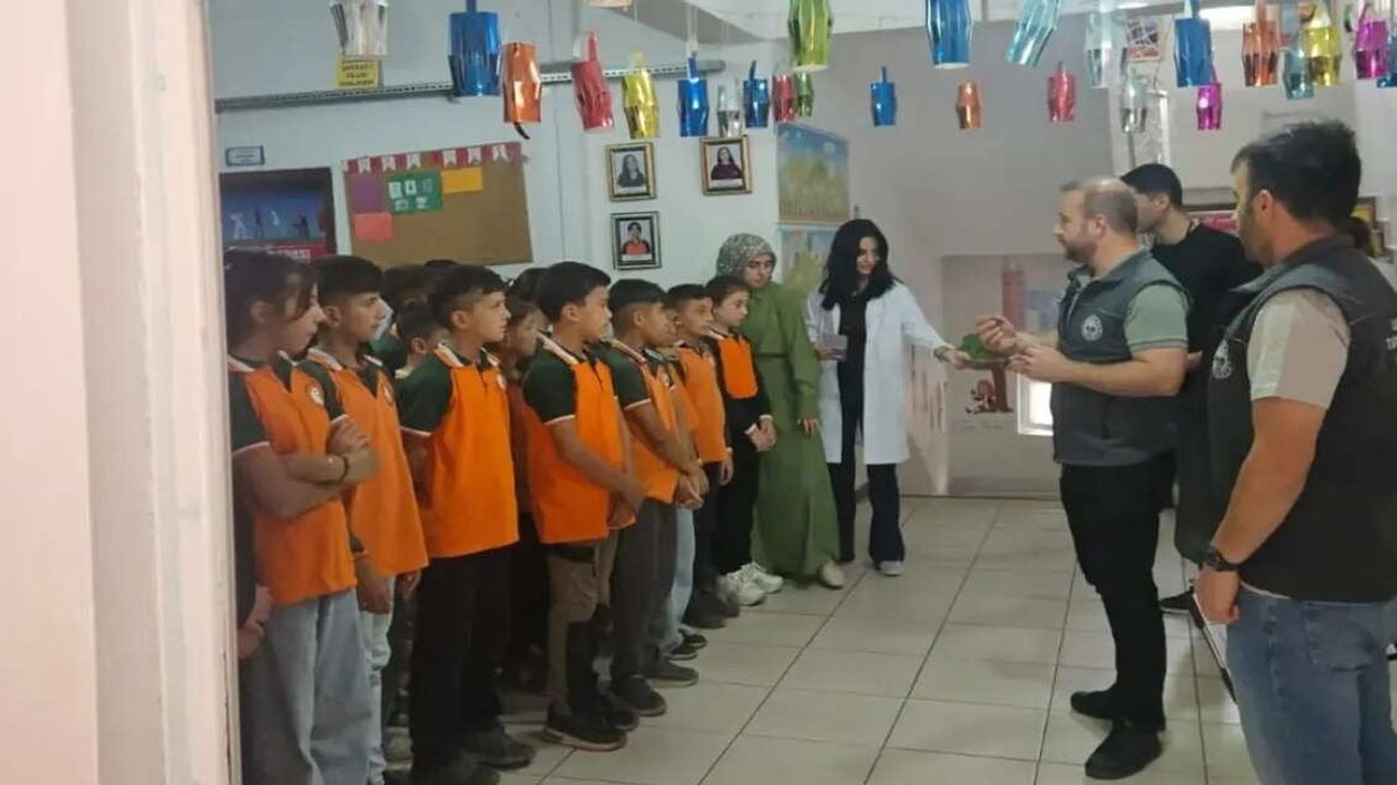 Öğrencilerle hayvan teması: Uludere'de kuduz farkındalığı artırılıyor
