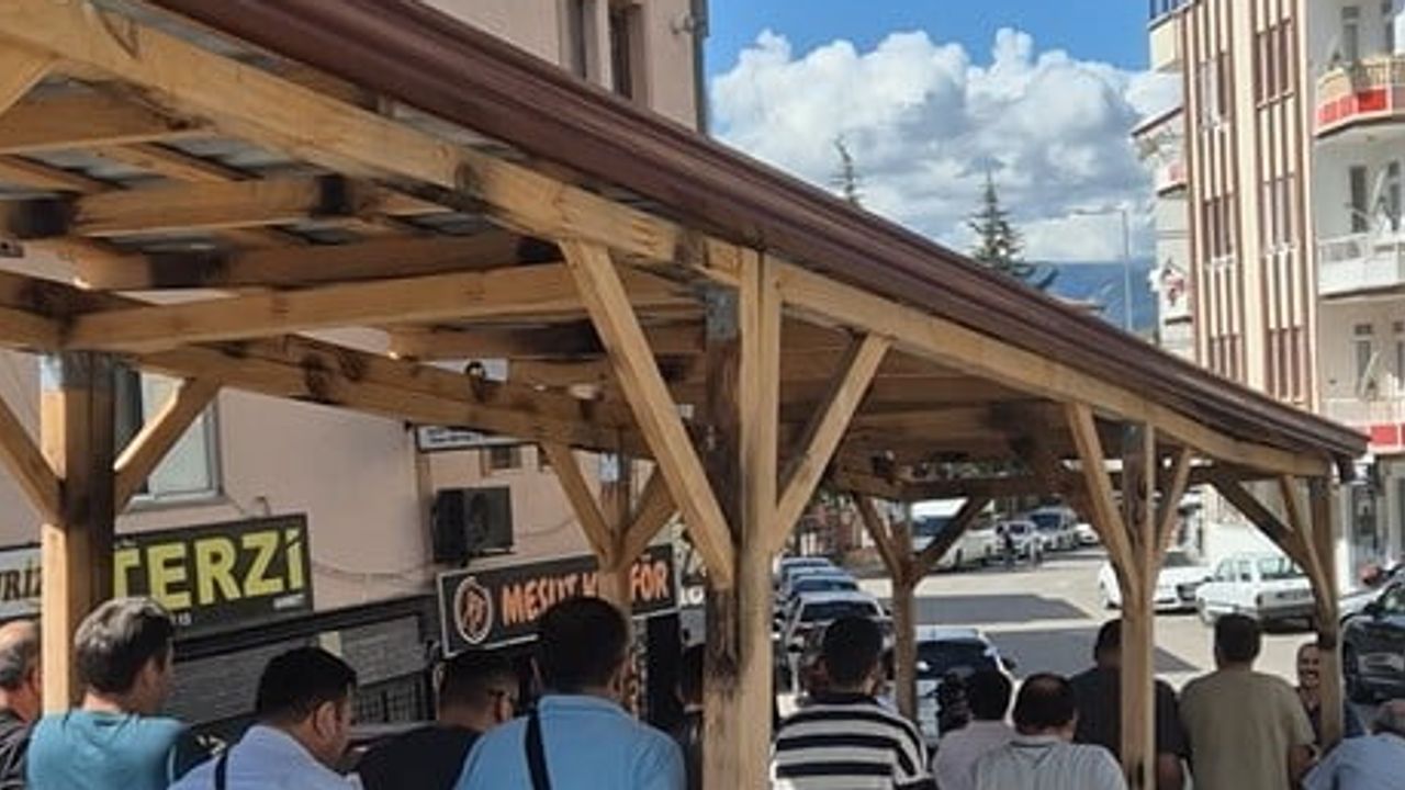 Öğretmenler omuz omuza kamelyayı 200 metre taşıdı