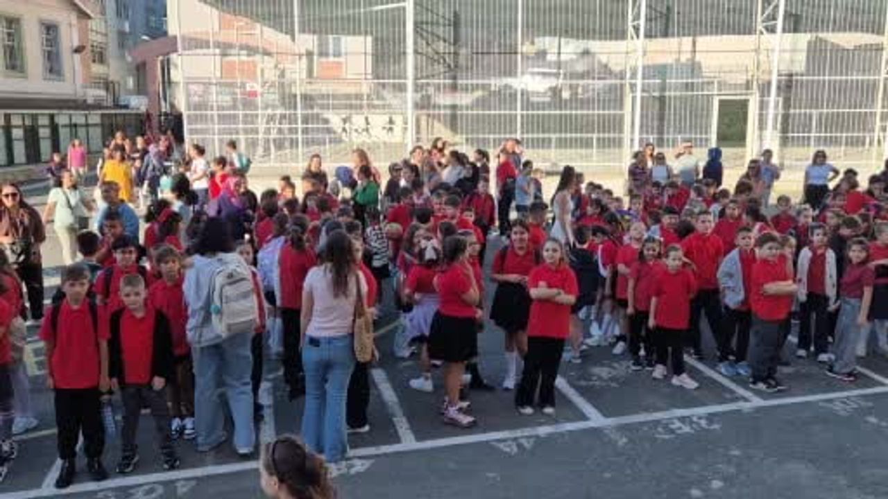 Okul bahçelerinde yeni yıl heyecanı: 217 bin 800 öğrenci ders başı yaptı