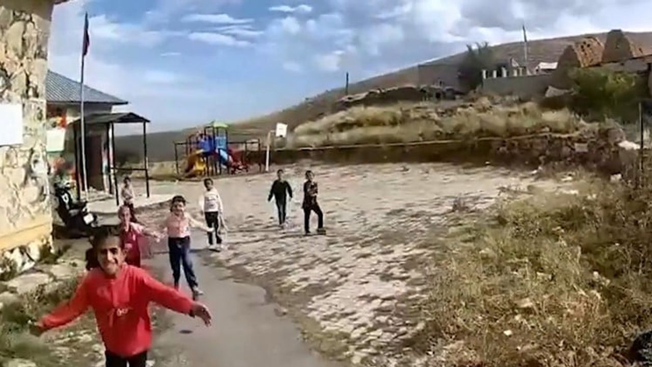 Okul bahçesinde sevgi çemberi: minikler jandarmaya koştu
