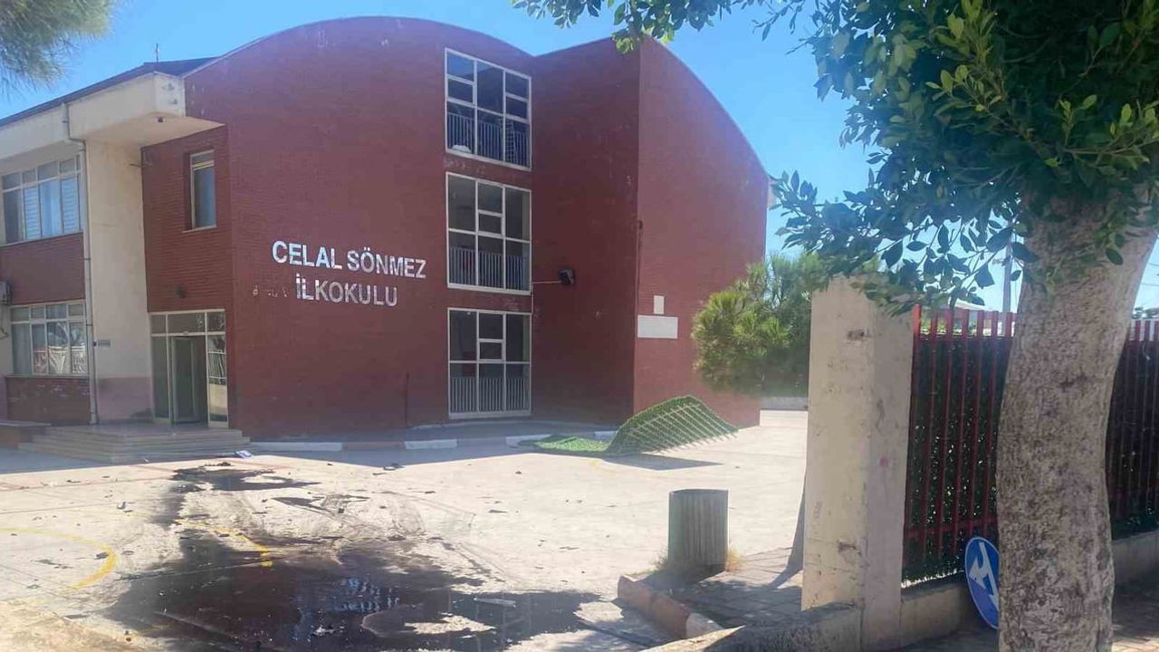Okul bahçesine giren araçla olası facia son anda önlendi