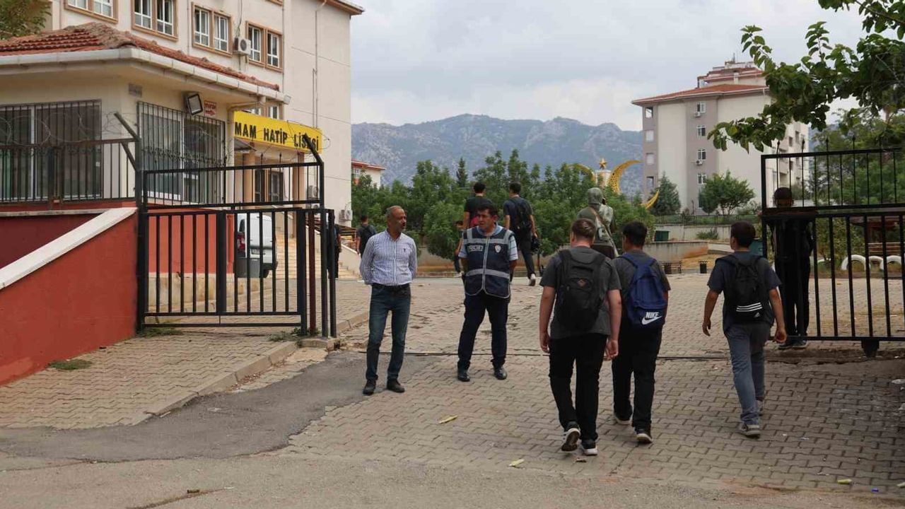 Okul çevrelerinde görünür denetim: Kozan'da motosikletler şase numarasına kadar inceleniyor